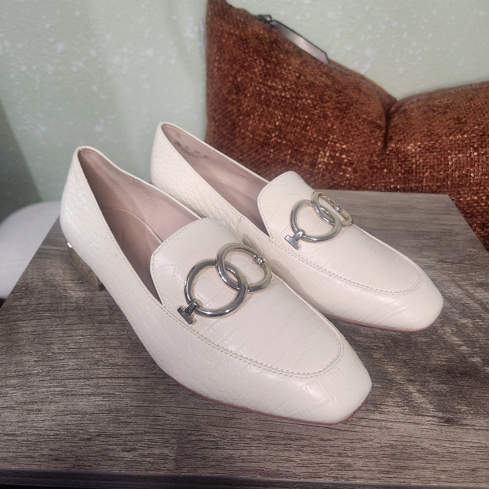 27 EDIT | Cream Croc Embossed Loafers Size: 7.5